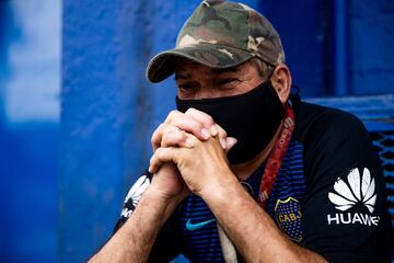 Los seguidores argentinos lloran el fallecimiento de Maradona en Buenos Aires.