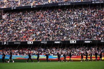 Voluntarios despliegan un enorme mosaico en homenaje a las v¨ªctimas de la DANA.