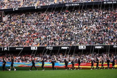 Voluntarios despliegan un enorme mosaico en homenaje a las víctimas de la DANA.