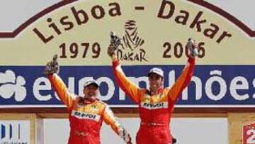 <b>LISBOA-DAKAR. </b>Nani Roma y su copiloto, el francés Henri Magne, celebran el tercer puesto final en el Rally.