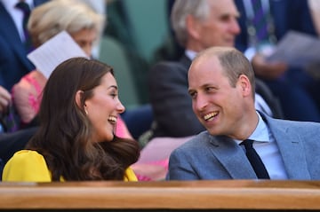 La duquesa de Cambridge bromea con su marido antes de la final masculina del campeonato de Wimbledon 2018.