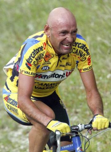 Un Marco Pantani fuera de forma como corredor del Mercatone Uno durante la etapa de 146km entre Avezzano y Terminillo en el Giro de Italia de 2003.