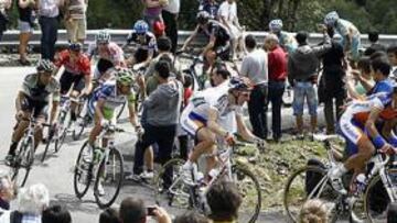 <b>MUCHO PÚBLICO. </b>Los aficionados poblaron las cunetas de la etapa que conducía a Ponferrada, sede del Mundial de ciclismo de 2014. En la imagen, Purito en cabeza.