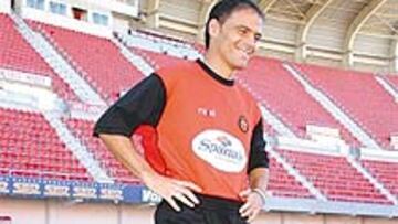 <b>BERMELLÓN. </b>Farinós después de ser presentado con el Mallorca.