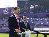 VALLADOLID, 23/03/2026.- El alcalde de Valladolid, Jesús Julio Carnero (c), escucha la intervención del copresidente del Real Valladolid, Gabriel Solares, en el marco de la firma de un protocolo general de actuación para determinar el esquema básico de colaboración para la mejora y uso del Estadio José Zorrilla, este lunes. EFE/ R. García