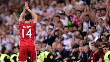 Xabi Alonso saluda al Bernab&eacute;u.