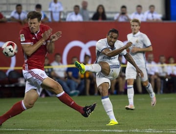 Danilo (centre) scores past Bayern Munich's Nicolas Feldhahn.