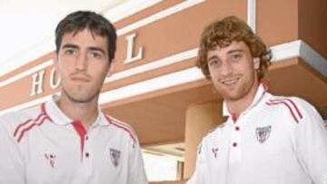 <b>LAS NOVEDADES DE VICENTE DEL BOSQUE. </b>Iraola y Amorebieta estrechan sus manos el día que conocieron que habían entrado en la convocatoria del seleccionador.