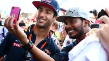 Daniel Ricciardo se hace una foto con un fan en Malaisia.