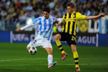 Isco controla la pelota ante el defensa del Dortmund Lukasz Piszczek.