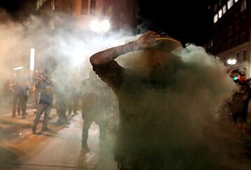 Un aficionado celebra la victoria lanzando una bomba de humo.