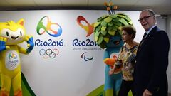 Dilma Rousseff  y el presidente del Comit&eacute; Ol&iacute;mpico de Brasil, Carlos Arthur Nuzman, se dirigen una reuni&oacute;n del Comit&eacute; de Organiazci&oacute;n de los Juegos de Rio 2016.