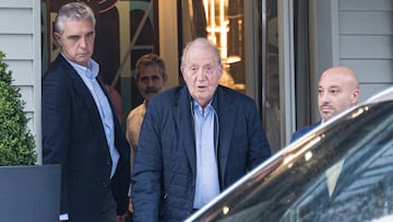 El Rey emérito Juan Carlos I a su salida del restaurante D’Berto, a 5 de noviembre de 2025, en O Grove, Pontevedra, Galicia (España). El Rey emérito vuelve a España para participar en las regatas de Sanxenxo el mismo día en que se publican sus memorias, ‘Reconciliación’, en Francia y un mes antes de que salgan a la luz en España.
05 NOVIEMBRE 2025;EMÉRITO;REALEZA;REY;
Elena Fernández / Europa Press
05/11/2025