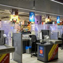 Una mochila para clientes le sale caro a una cajera de Carrefour por culpa de la cláusula 10 de su contrato: despido procedente