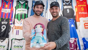 Josep Heredia y Vidal Sabater, miembros de la ‘Ricky Rubio Foundation’, muestran el muñeco ‘Nixi’, parte del kit del proyecto ‘I am Ready’.