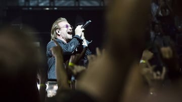 Bono pierde la voz durante un concierto de U2 en Berlín.