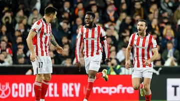 VALENCIA, 04/02/2026.- El delantero del Athletic Club, Iñaki Williams (c), tras conseguir el segundo gol del equipo bilbaino durante el partido de cuartos de final de la Copa del Rey de fútbol entre el Valencia y el Athletic Club, este miércoles en el estadio de Mestalla. EFE/ Ana Escobar