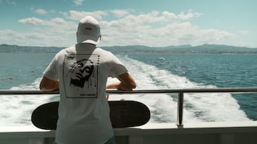 Skater en un barco de Mar de Ons, en Vigo