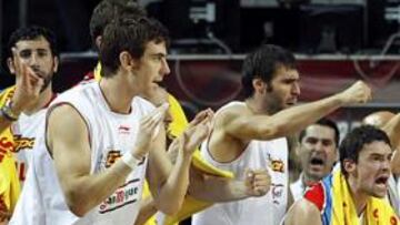 <b>TODOS A UNA. </b>La Selección recuperó la furia y las sensaciones el sábado ante Grecia y ahora ya en cuartos no le teme a nadie. Claver, San Emeterio y Llull, en primer plano.