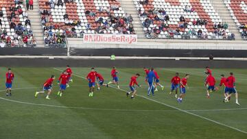 Los jugadores de Celades en el entrenamiento de ayer en la Nueva Condomina.