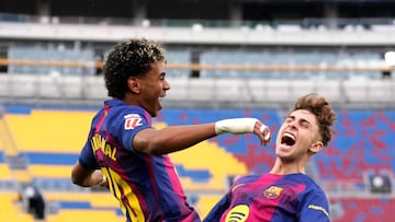 El jugador del Barcelona, Lamine Yamal, celebra con Fermín López el 1-0 al Villarreal.