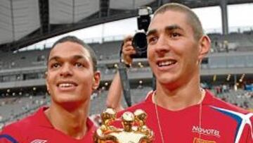<b>LYON, ÚLTIMO CAMPEÓN. </b>Ben Arfa y Benzema, con el trofeo logrado por el equipo francés en 2007.