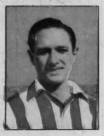Jugó en el Barcelona de 1950 a 1953 y con el Valencia de 1956 a 1958