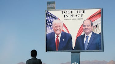 Un hombre se encuentra junto a un cartel que muestra al presidente estadounidense Donald Trump y al presidente egipcio Abdel Fattah el-Sisi en la Plaza de la Paz, antes de una cumbre internacional sobre Gaza, celebrada en medio de un alto el fuego entre Israel y Hamás, en el balneario egipcio de Sharm el-Sheikh, en el Mar Rojo.