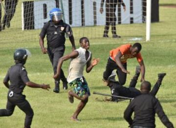 El público invadió el estadio Felix Houphouet-Boigny tras el encuentro de clasificación para la Copa Africana entre Costa de Marfil y Camerún.