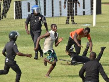 El público invadió el estadio Felix Houphouet-Boigny tras el encuentro de clasificación para la Copa Africana entre Costa de Marfil y Camerún.