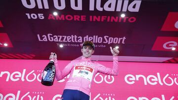 Juanpe López, en el podio del Etna, vestido de rosa.