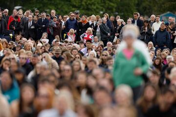 Miles de británicos reunidos en Hyde Park para ver el funeral de Isabel II en las pantallas gigantes puestas para tal fin. 
