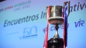 La Copa del Rey presente en los encuentro informativos de Europa Press Andalucia donde el presidente de la Real Federaci&oacute;n Espa&ntilde;ola de F&uacute;tbol (RFEF) , Luis Rubiales (c) y el consejero de Educaci&oacute;n y Deportes de la Junta, Javier