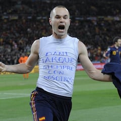 El mito del Barça con la insignia de oro y brillantes del Espanyol