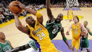 <b>BBVA ESTARÁ EN LA PRÓXIMA FINAL. </b>Kobe Bryant lanza ante la oposición de Kevin Garnett en el sexto partido de las finales de la NBA de la pasada temporada.