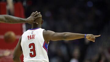 PBX09. Los Angeles (United States), 30/10/2016.- Los Angeles Clippers Chris Paul gets a pat on the head after scoring in early action of the Clippers' game against the Utah Jazz in Los Angeles, California, USA 30 October 2016. (Baloncesto, Estados Unidos) EFE/EPA/PAUL BUCK