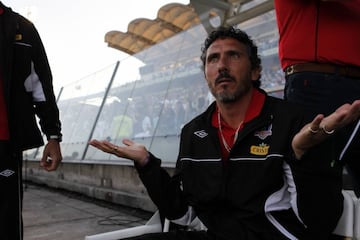 Llegó a Colo Colo con el rótulo del DT de mayor proyección en Argentina. Su desempeño con los albos fue negativo y se marchó luego de una goleada recibida ante Universidad de Concepción en el Monumental.