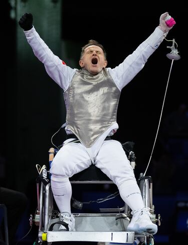 Damien Tokatlian, del equipo de Francia, celebra la victoria durante el partido por la medalla de bronce en florete masculino por equipos de esgrima en silla de ruedas entre el equipo de Italia y el equipo de Francia. 