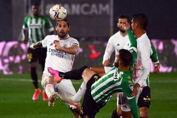 Isco disputa un balón con Borja Iglesias.