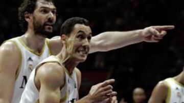 <b>RECONDUCIR EL RUMBO. </b>Los madridistas Jorge Garbajosa y Pablo Prigioni protestan una acción.