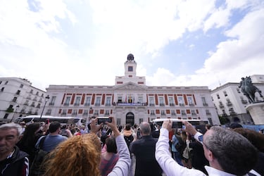 Aficionados madridistas disfrutan del momento de júbilo por el triunfo en la Euroliga.