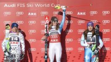 Mikaela Shiffrin sakuda en el centro del podio tras su nueva victoria en la Copa del Mundo.