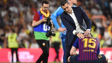 Valverde, que tiene al vestuario de su lado, consuela a Lenglet tras la final.