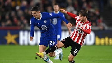 BRENTFORD, ENGLAND - OCTOBER 19: Kai Havertz of Chelsea is challenged by Mathias Jensen of Brentford during the Premier League match between Brentford FC and Chelsea FC at Brentford Community Stadium on October 19, 2022 in Brentford, England. (Photo by Darren Walsh/Chelsea FC via Getty Images)