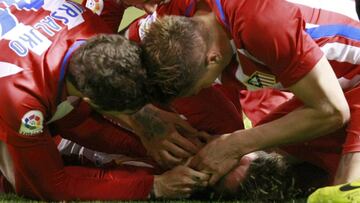 GRA579. A CORUÑA, 02/03/2017.- Los jugadores del Atlético de Madrid, asisten a su compañero Fernando Torres, tras sufrir un golpe y quedar incosciente, durante el encuentro correspondiente a la jornada 25 de primera división, que han disputado esta noche frente al Deportivo de la Coruña en el estadio de Riazor, en la capital gallega. EFE / Cabalar.