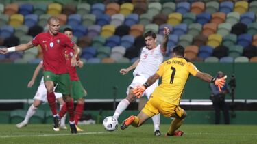 Gerard Moreno remata a puerta en una de las muchas ocasiones que tuvo España en el primer tiempo.