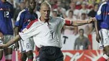 <bPERDÓN.</B> El capitán inglés se disculpó ante sus aficionados por el fallo contra Francia.