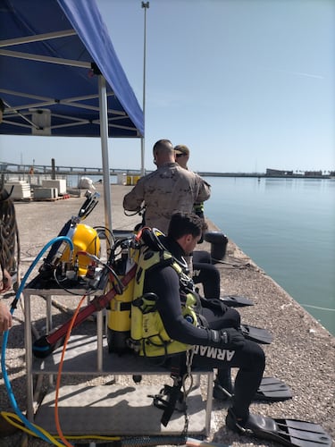 Así trabaja la UNBUDIZ, la unidad especializada en trabajos subacuáticos y desactivación de explosivos de Cádiz