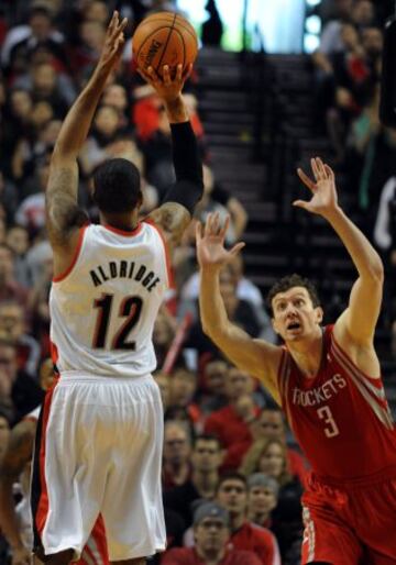 Asik controló a Aldridge, sólo en la primera parte. Después terminó en el banquillo cargado de faltas.