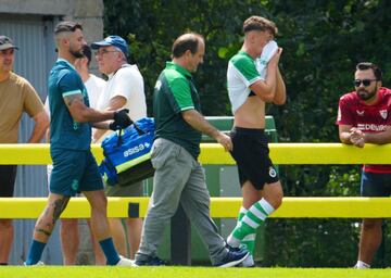 Debut frustrado de Aitor Crespo, que tuvo que abandonar el campo pocos minutos después de entrar por un balonazo en la cabeza.